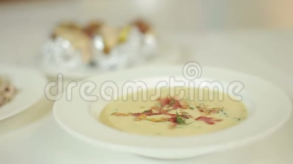 奶油汤面包猪肉和蘑菇在酸奶油酱汁介绍准备好的菜视频的预览图