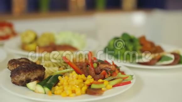 美味可口五颜六色美味可口的食物一周中的每一天都有肉色拉和肉介绍午餐菜单视频的预览图