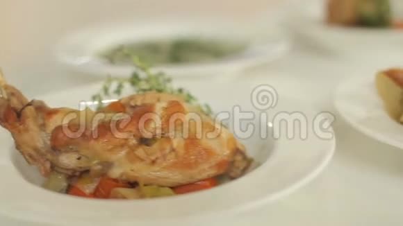 有蔬菜的家禽肉有辣椒的面包和西红柿还有绿荨麻汤美味的夏日午餐家庭视频的预览图