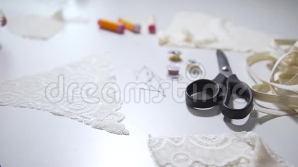 裁缝准备花边织物用于缝制服装前的图案手工服装和内衣服装业视频的预览图
