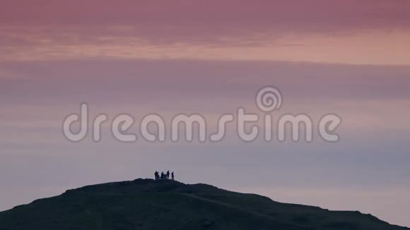 日落时分山顶上的一群人视频的预览图