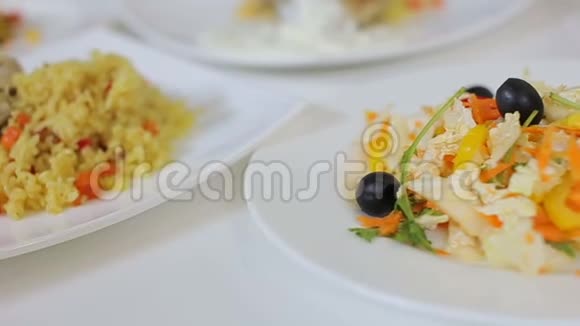 介绍皮拉夫与鸡肉与沙拉新鲜蔬菜和橄榄视频的预览图