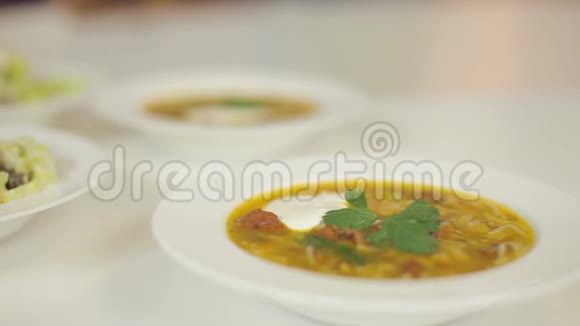 介绍餐厅午餐菜单卷心菜肉汤和清淡沙拉视频的预览图
