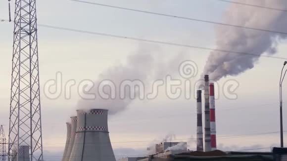 欧洲煤炭发电设施排放的空气污染烟雾和蒸汽污染视频的预览图