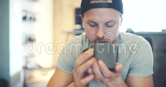 生活方式年轻的帅哥在喝咖啡视频的预览图