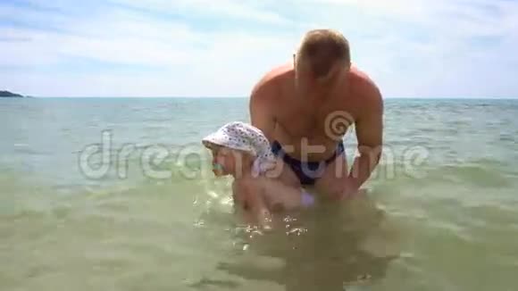 爸爸教幼儿在海里游泳父亲关怀理念视频的预览图