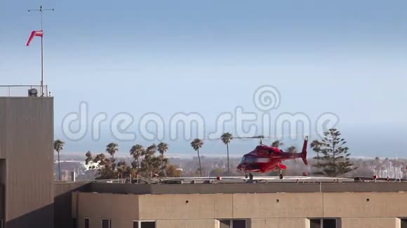 直升机从直升机停机坪起飞视频的预览图