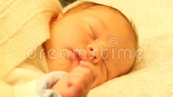 睡了几天的新生婴儿全景娃娃镜头视频的预览图