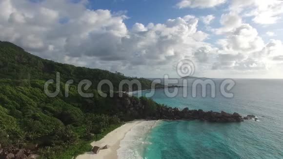 塞舌尔群岛海滩上的岩石和海浪视频的预览图