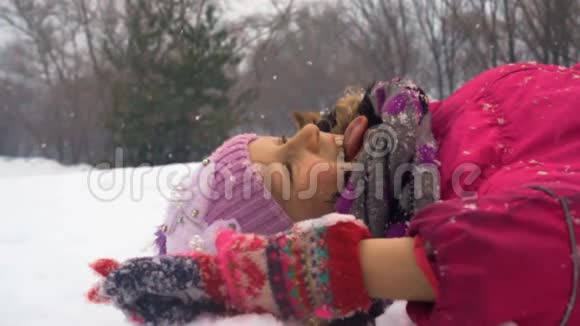 小女孩用舌头接住雪花视频的预览图