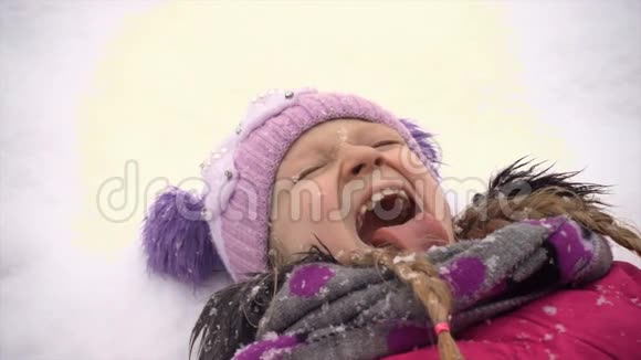 小女孩用舌头接住雪花视频的预览图