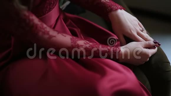 戴着红衣女子戒指的手的特写镜头她正在抚摸她的手和戒指视频的预览图