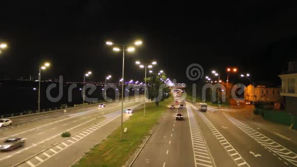 大城市的多波段高速公路晚上有车汽车在夜间行驶在特大城市的高速公路上城市交通带灯笼视频的预览图