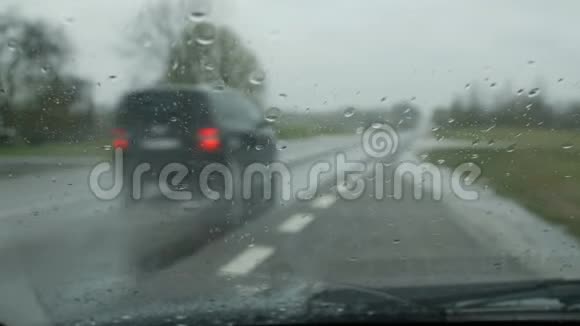 雨在汽车玻璃上倾泻而下视频的预览图