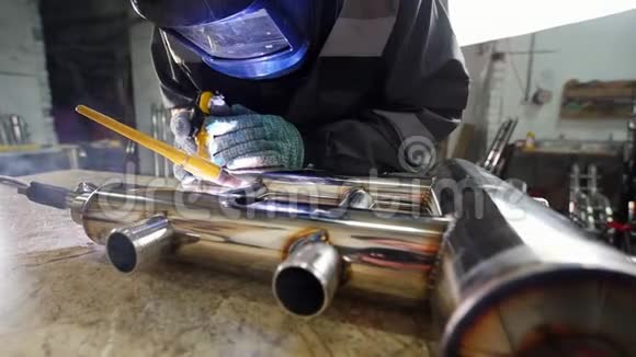 工业工厂焊接金属管道视频的预览图