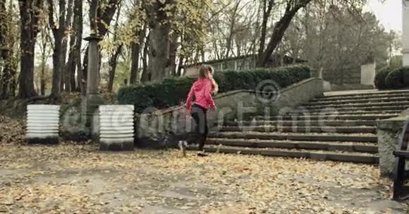 健身女孩缓慢地跑上楼梯年轻女子健身锻炼减肥运动4k红色史诗视频的预览图