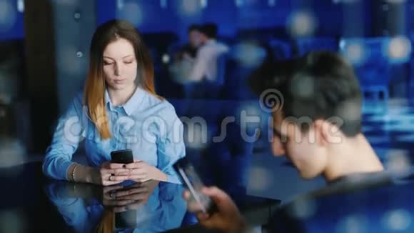 咖啡馆里的一对夫妇使用智能手机互相忽视缺乏现场交流视频的预览图