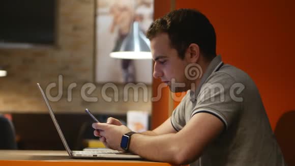 在咖啡馆里做电脑工作的年轻商人4k视频的预览图