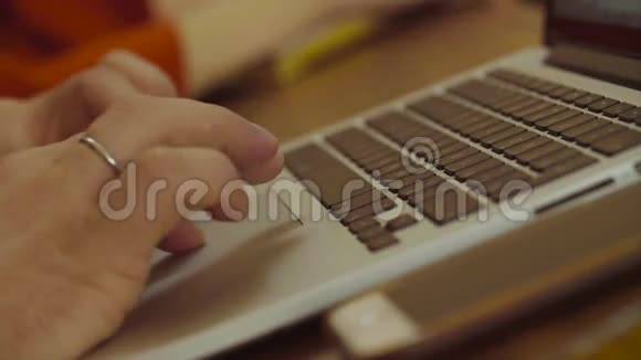 男人电脑键盘视频的预览图