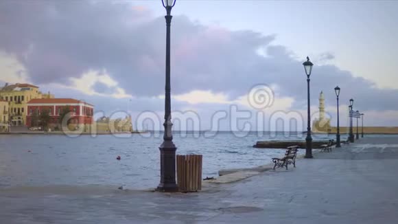清晨温暖的哈尼亚老港春天的克里特岛去看灯塔视频的预览图
