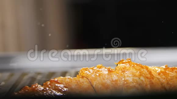 美味烧烤肉的宏观慢动作视频的预览图