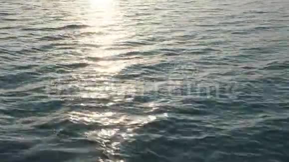 日落时水波的鸟瞰图视频的预览图
