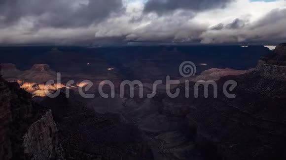 光在大峡谷上空穿过云层视频的预览图