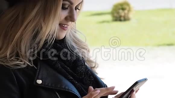 女孩使用智能手机信使阅读或观看社交网络视频的预览图