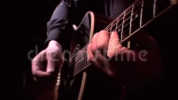 吉他手在舞台上演奏声学吉他近距离演奏现场音乐视频的预览图