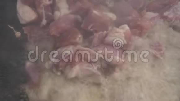 切碎的肉用大煎锅炒烹饪炒肉特写慢动作视频的预览图