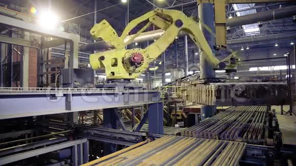 自动机器现代3D数控机床在工业工厂工作视频的预览图