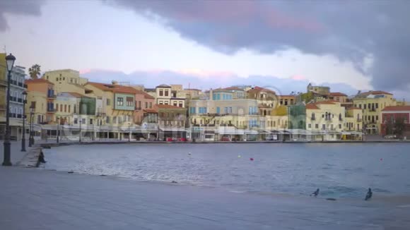 清晨温暖的哈尼亚老港春天的克里特岛去看灯塔视频的预览图