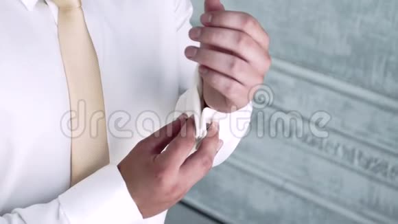 男人在袖子上扣上袖扣视频的预览图