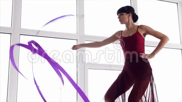 艺术体操训练飘带舞视频的预览图
