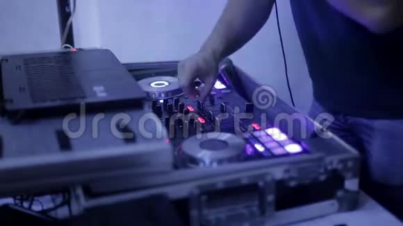 DJ手在夜总会用音乐设备工作视频的预览图