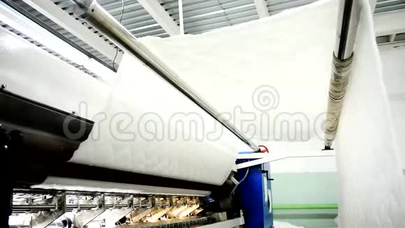 在制衣厂织一件白色亚麻布作家具的装潢视频的预览图