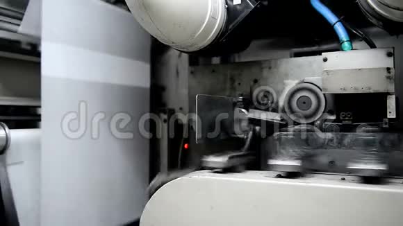 独立弹簧在机器上自动制造视频的预览图