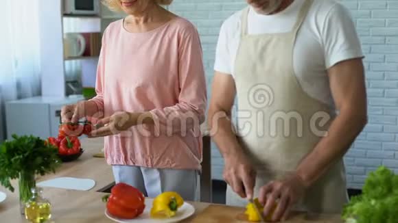 年长的妻子拥抱丈夫家庭烹饪传统温柔的关系爱视频的预览图