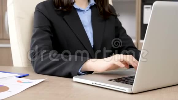 关闭女商人手中的笔记本电脑视频的预览图