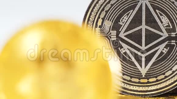 巨币在以太坊模型前属于比特币视频的预览图