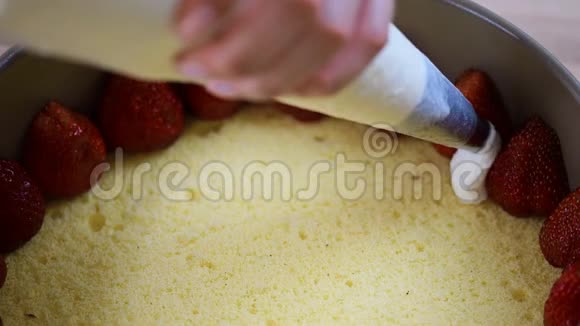 从糕点袋中挤出奶油烹饪草莓蛋糕视频的预览图
