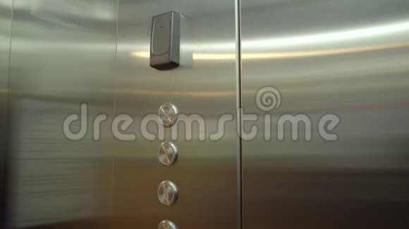 男人把他的塑料钥匙卡在电梯里以便解锁进入他的楼层的能力视频的预览图