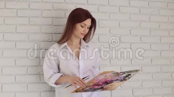画室里一位才华横溢的女画家的肖像画视频的预览图