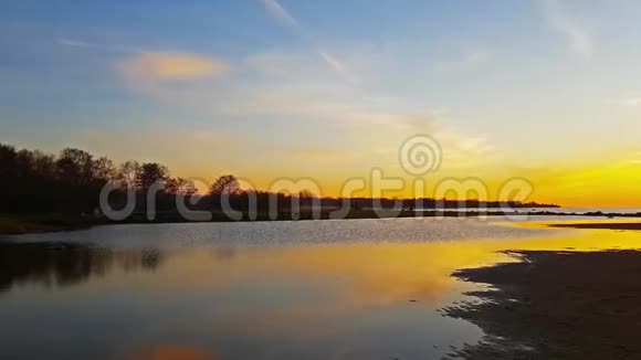 日落于芬兰海湾水上山堡视频的预览图