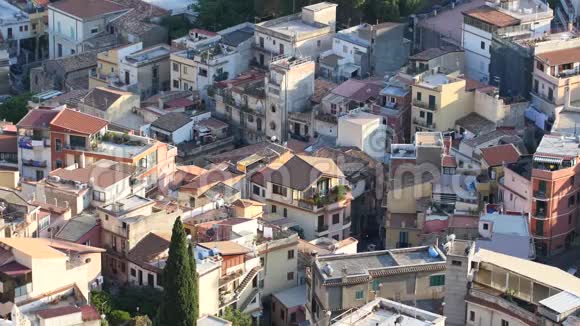意大利西西里陶尔米纳意大利古镇建筑物屋顶空中射击视频的预览图