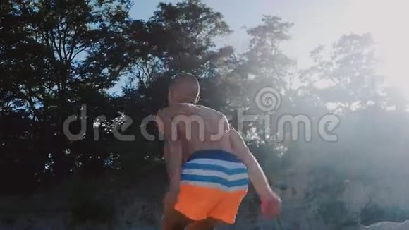 日落时分一个人在海滩上跳着后翻视频的预览图