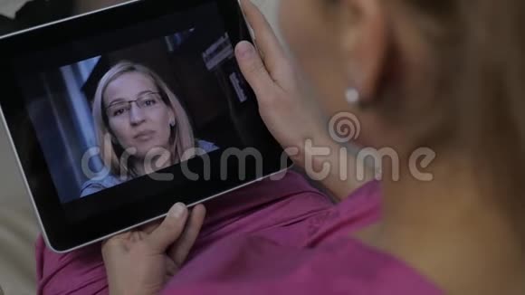视频会议与导师在家接受在线教育的年轻女性远程教育慢动作视频的预览图