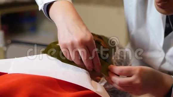 海藻面膜在水疗沙龙里穿海藻的女人女人正在美容室做手术视频的预览图