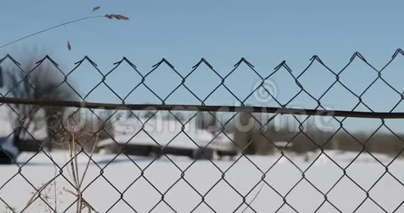 冬天村庄里的栅栏网从右到左的平滑运动视频的预览图