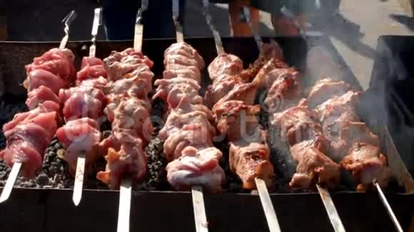 肉串上的肉作为街头食品视频的预览图